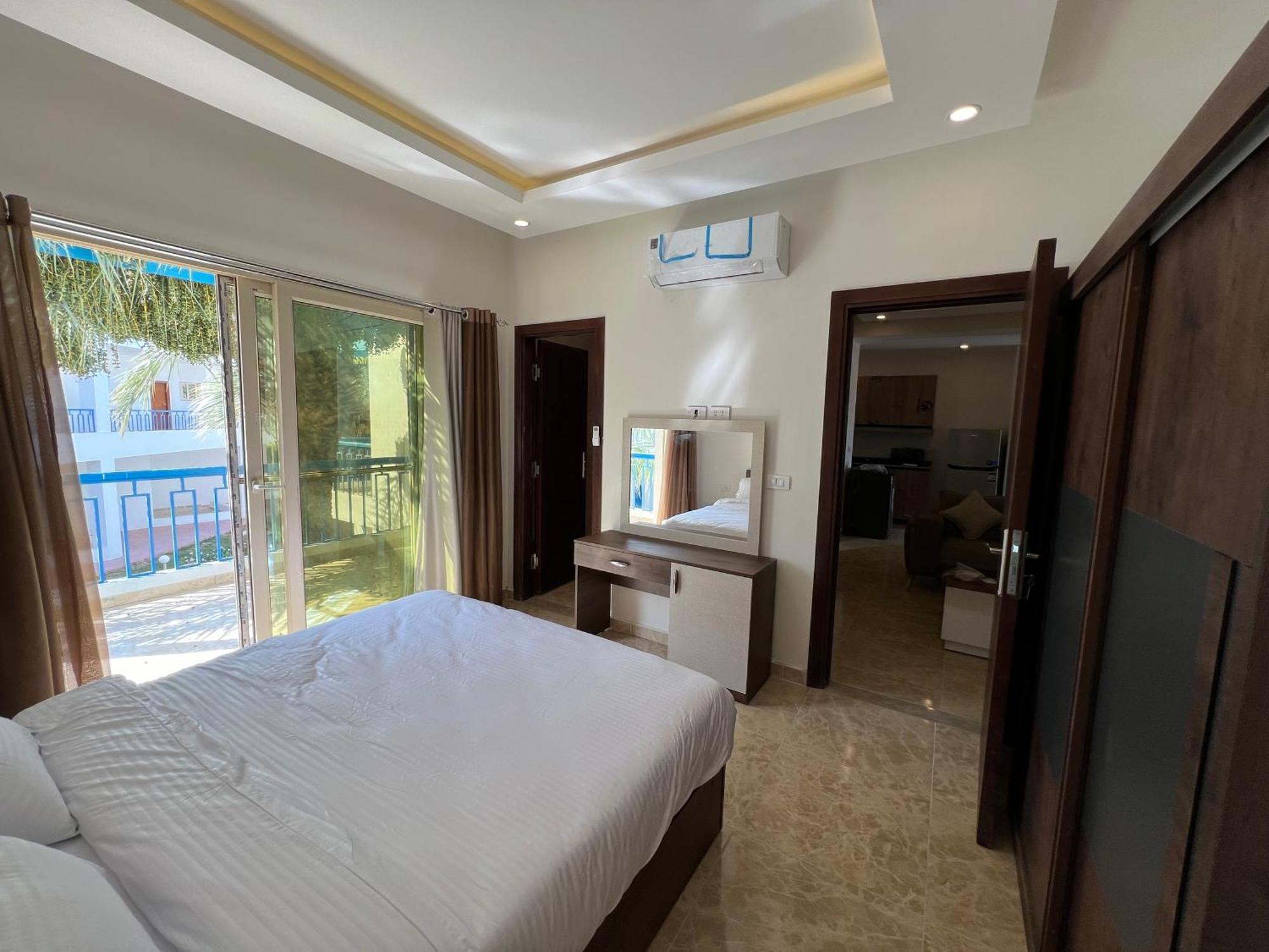 In Mirage Bay & Aqua Park Aparthotel